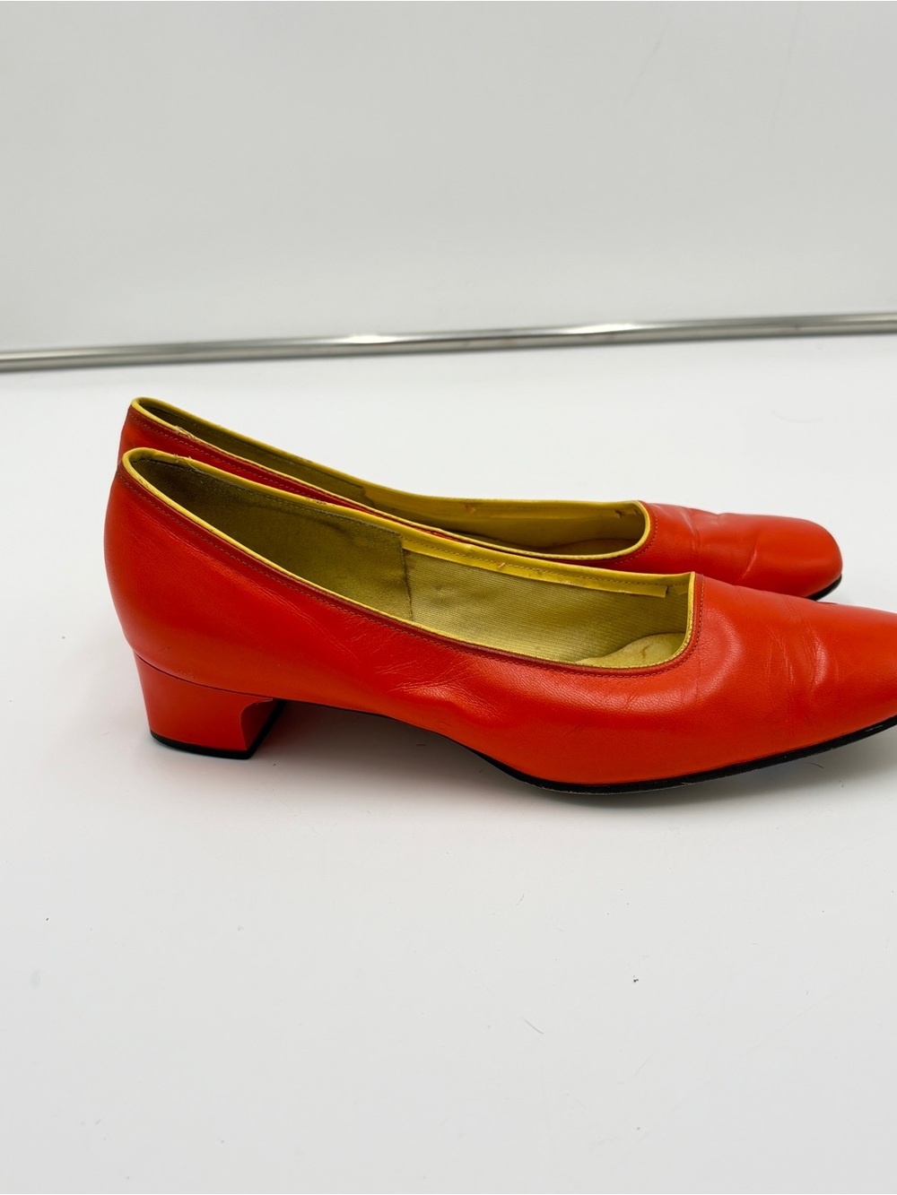 Vintage 40s 50s Retro Lifestride Pumps Low Heels Orange Yellow Leather Size 7 AA